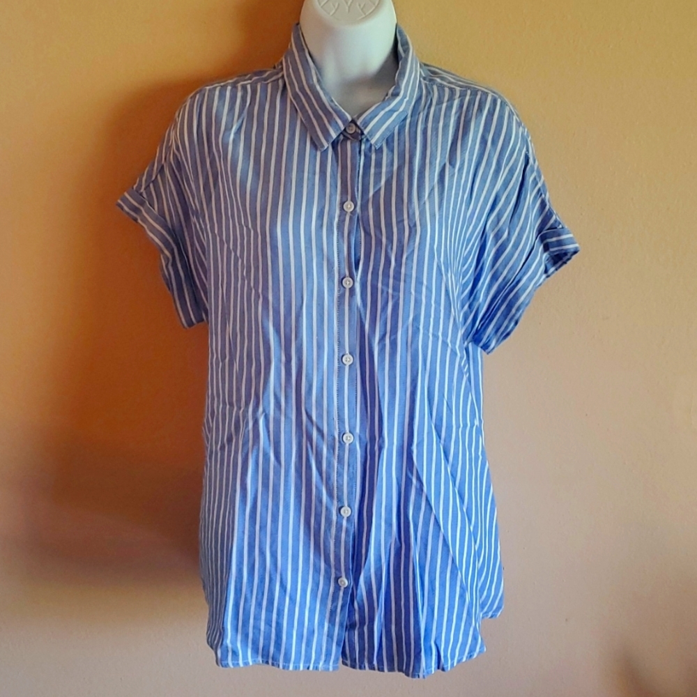 Blue and white striped cuff sleeve button down blouse.